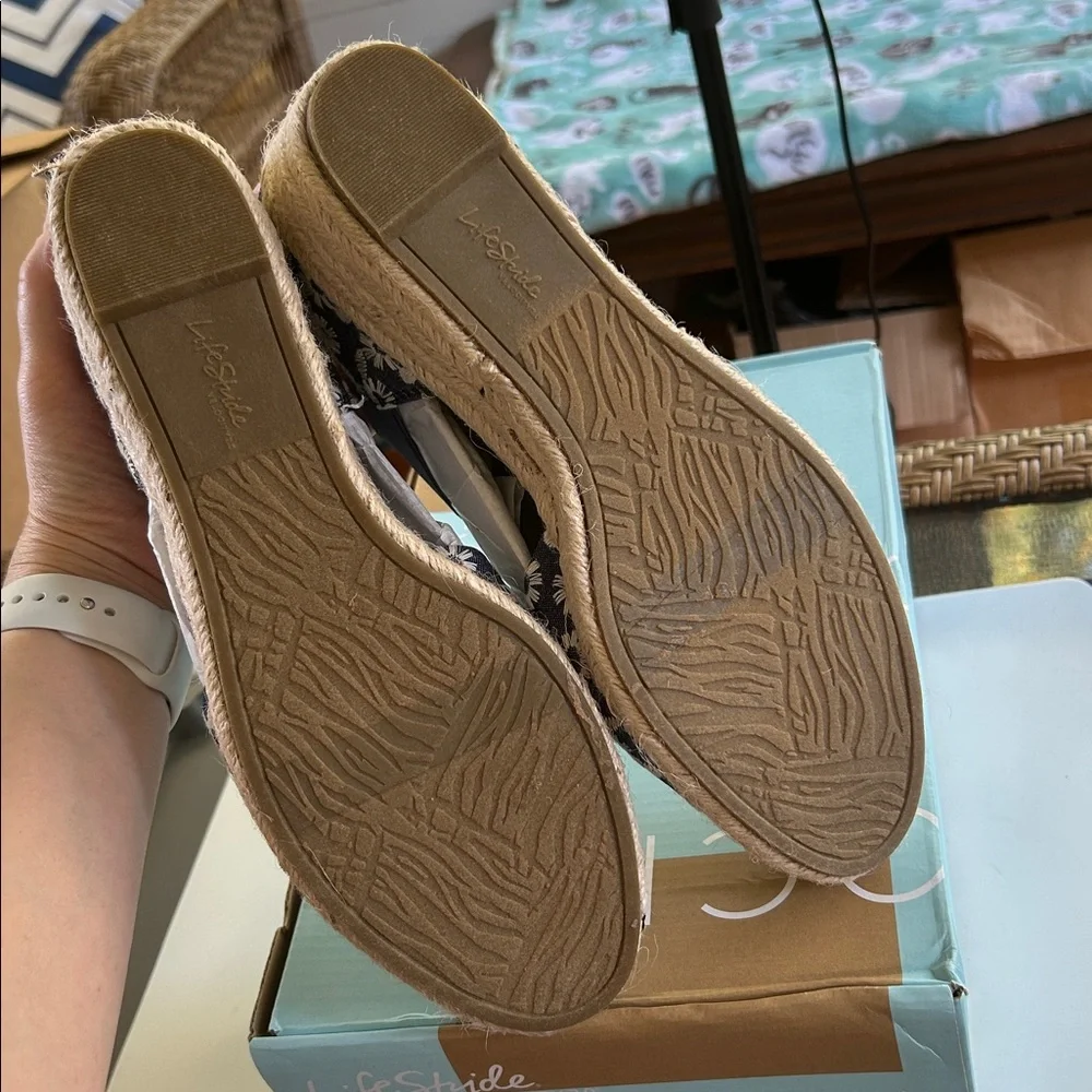 Life Stride Velocity 2.0 Denim Floral Espadrille Wedges Blue/White 9.5 NWT
